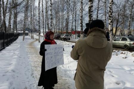Прочь грязные микрофоны от народного кандидата в Президенты Павла Грудинина! Одиночные пикеты у здания ГТРК «Мордовия»