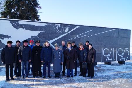 Нижегородские коммунисты возложили цветы к Вечному Огню накануне 100-летия РККА