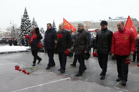 «Русская правда сильней их наглости». Г.А. Зюганов возложил цветы у Кремлевской стены в связи с 75-летием Победы в Сталинградской битве