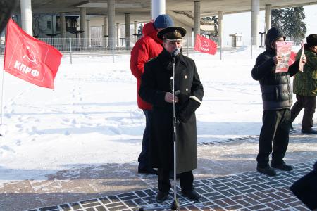В честь столетия Красной Армии Ульяновский обком КПРФ организовал праздничный митинг и спортивные турниры