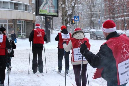 Саратов. Коммунисты устроили лыжный забег в центре города "в память о коммунальных службах"