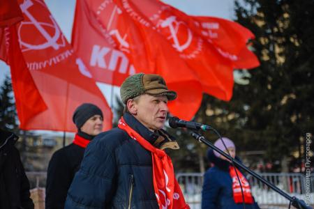 "Непобедимая и легендарная". Митинг красноярских коммунистов