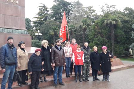 Республика Крым. В Ялте коммунисты возложили цветы к памятнику В. И. Ленину