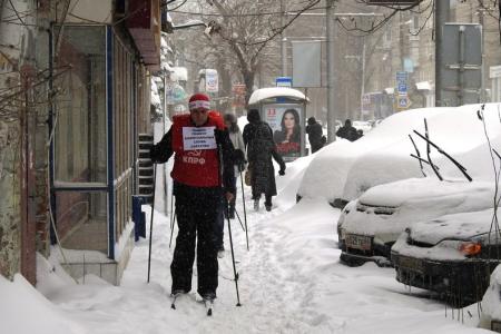 Саратов. Коммунисты устроили лыжный забег в центре города "в память о коммунальных службах"