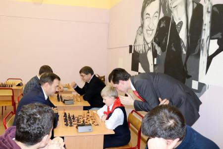 Юрий Афонин поздравил учеников московской школы №892 с открытием шахматного клуба 