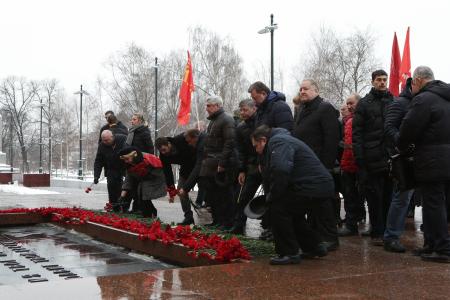 «Русская правда сильней их наглости». Г.А. Зюганов возложил цветы у Кремлевской стены в связи с 75-летием Победы в Сталинградской битве