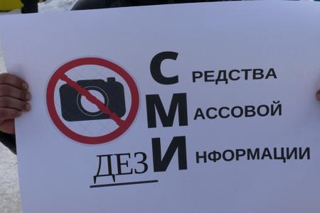 «Хватит врать»: новосибирские комсомольцы провели серию одиночных пикетов против травли Павла Грудинина на федеральных телеканалах