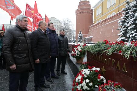 «Русская правда сильней их наглости». Г.А. Зюганов возложил цветы у Кремлевской стены в связи с 75-летием Победы в Сталинградской битве