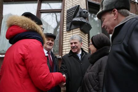 Г.А. Зюганов и П.Н. Грудинин открыли памятную доску Маршалу Советского Союза В.Г. Куликову в Москве