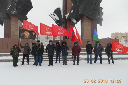 Коммунисты Нового Уренгоя возложили цветы к Вечному огню
