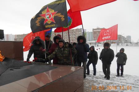 Коммунисты Нового Уренгоя возложили цветы к Вечному огню