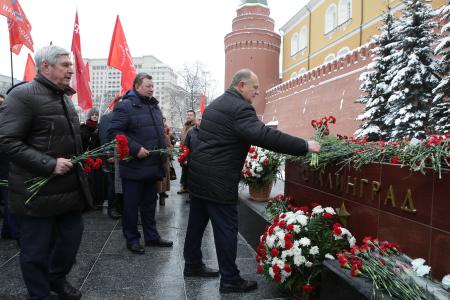 «Русская правда сильней их наглости». Г.А. Зюганов возложил цветы у Кремлевской стены в связи с 75-летием Победы в Сталинградской битве