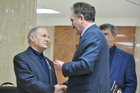 Непобедимая и легендарная. В Московской областной Думе началась выставка юных художников Подмосковья и других регионов России, посвященная 100-летию Красной Армии
