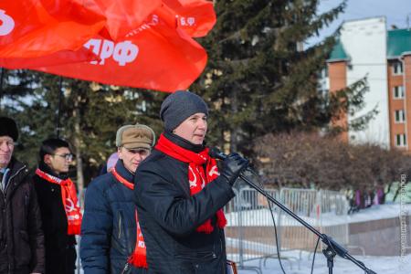 "Непобедимая и легендарная". Митинг красноярских коммунистов
