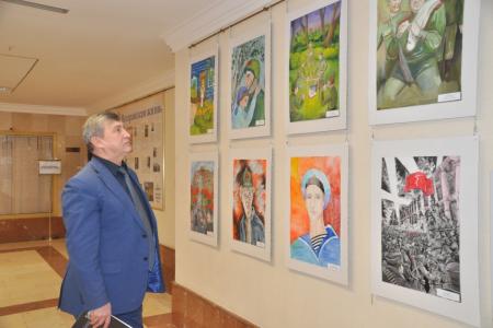 Непобедимая и легендарная. В Московской областной Думе началась выставка юных художников Подмосковья и других регионов России, посвященная 100-летию Красной Армии