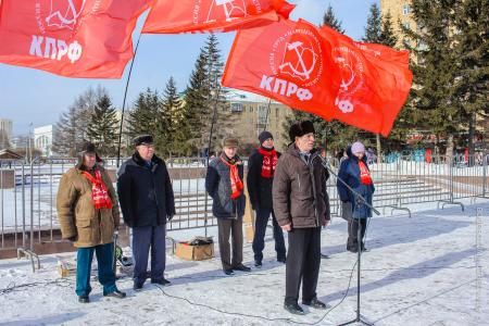 "Непобедимая и легендарная". Митинг красноярских коммунистов