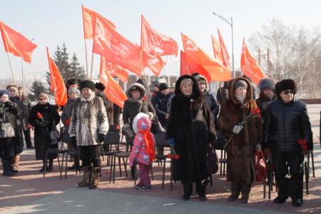 В день100-летия Рабоче-крестьянской Красной Армии коммунисты Забайкалья возложили цветы к Вечному огню