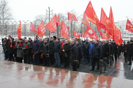 «Русская правда сильней их наглости». Г.А. Зюганов возложил цветы у Кремлевской стены в связи с 75-летием Победы в Сталинградской битве
