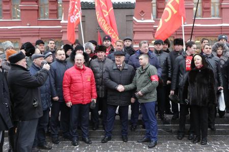 «Русская правда сильней их наглости». Г.А. Зюганов возложил цветы у Кремлевской стены в связи с 75-летием Победы в Сталинградской битве