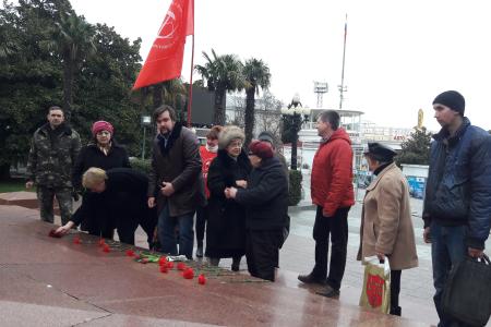 Республика Крым. В Ялте коммунисты возложили цветы к памятнику В. И. Ленину