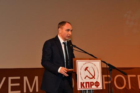 Чиновники должны работать для людей