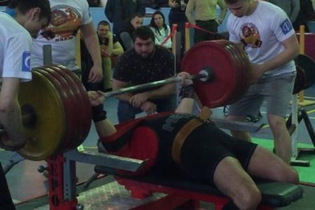 Тюменский коммунист занял первое место в чемпионате  Западной Сибири по пауэрлифтингу и превысил мировой рекорд