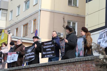 Несмотря на противодействие полиции, акция протеста против лживых СМИ состоялась во Владивостоке