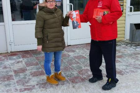 ХМАО-Югра. Первый секретарь окружкома Алексей Савинцев принял участие в уличной агитации за Павла Грудинина