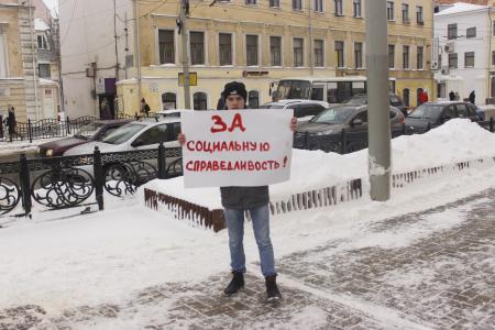 В Ярославле коммунисты провели одиночные пикеты, потому что им запретили провести митинг