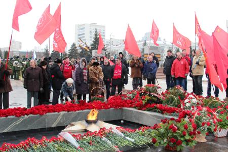 В День победы советских войск в Сталинградской битве самарские коммунисты возложили цветы к Вечному огню на площади Славы