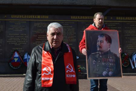 Коммунисты Севастополя пришли к Мемориалу защитникам города, чтобы почтить память И.В. Сталина