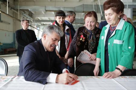 Состоялась встреча Павла Грудинина с рабочими Павлово-Посадской платочной мануфактуры