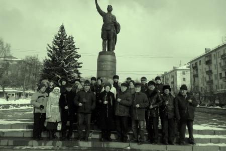 Активисты Кировского горкома КПРФ возложили цветы к памятнику Сергею Кирову в День его рождения