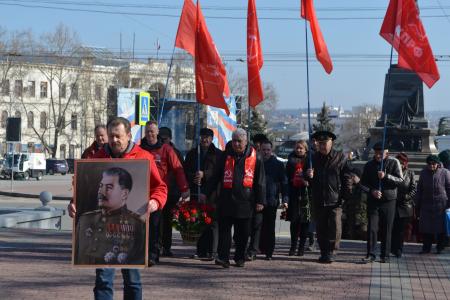 Коммунисты Севастополя пришли к Мемориалу защитникам города, чтобы почтить память И.В. Сталина
