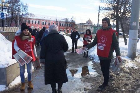 В Туле продолжается раздача агитационных материалов за Грудинина