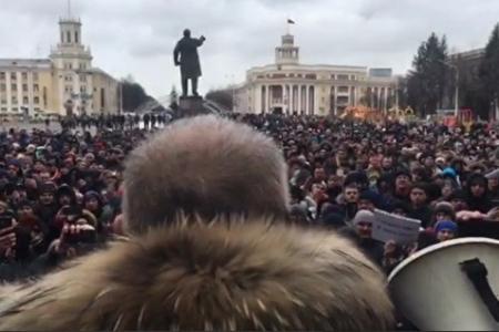 ИА REGNUM: Четыре тысячи митингующих в Кемерово требуют отставки Тулеева