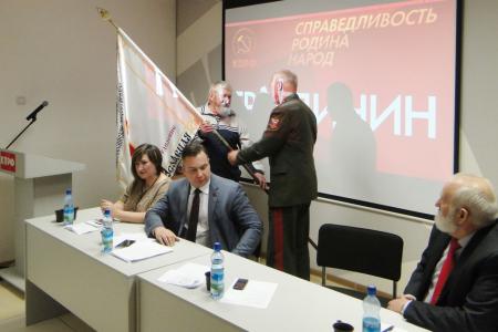 В избирательный штаб Павла Грудинина передали знамя Амурского движения «Россия Православная»