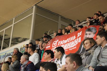 Тюменская область. Болельщики вывесили баннер в поддержку Грудинина на матче чемпионата России по мини-футболу