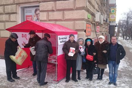 В Волгограде прошли красные пикеты "За честные выборы"