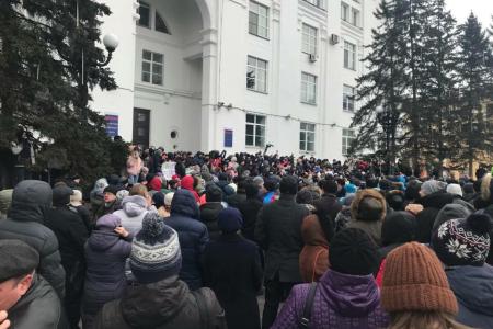 Многотысячный митинг в Кемерово потребовал отставки губернатора Тулеева