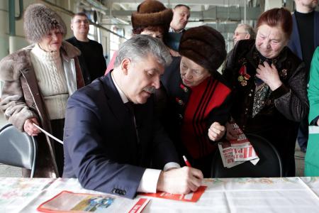 Состоялась встреча Павла Грудинина с рабочими Павлово-Посадской платочной мануфактуры