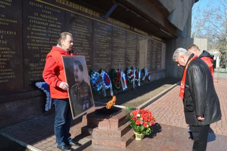 Коммунисты Севастополя пришли к Мемориалу защитникам города, чтобы почтить память И.В. Сталина