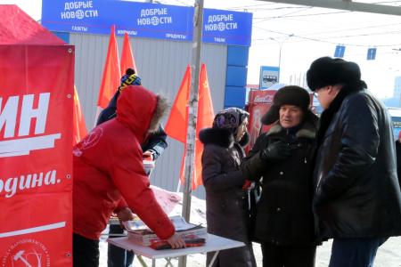 В Омске прошли «красные» пикеты под девизом «За честные выборы!»