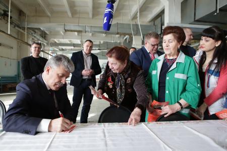 Состоялась встреча Павла Грудинина с рабочими Павлово-Посадской платочной мануфактуры