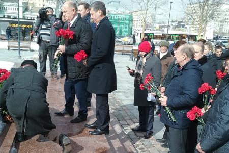 Г.А. Зюганов возложил цветы к памятнику Максиму Горькому в Москве