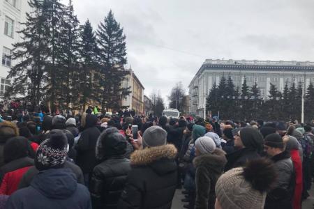Многотысячный митинг в Кемерово потребовал отставки губернатора Тулеева