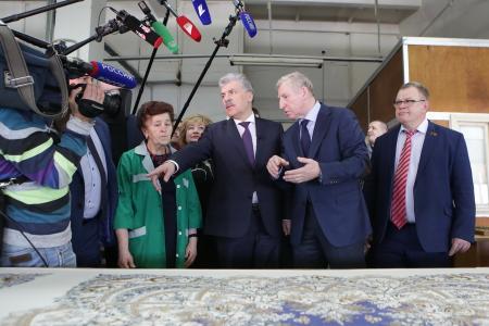 Состоялась встреча Павла Грудинина с рабочими Павлово-Посадской платочной мануфактуры