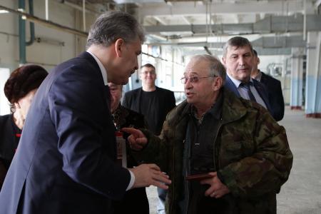 Состоялась встреча Павла Грудинина с рабочими Павлово-Посадской платочной мануфактуры
