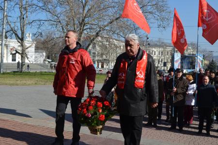 Коммунисты Севастополя пришли к Мемориалу защитникам города, чтобы почтить память И.В. Сталина