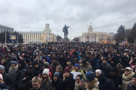 ИА REGNUM: Четыре тысячи митингующих в Кемерово требуют отставки Тулеева